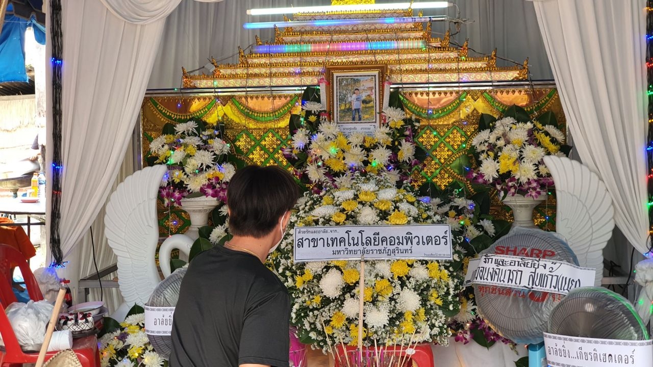 แม่เจ้าบ่าว จยย.ชนป้ายดับ มอบเค้กให้ลูกในวันเผา เจ้าสาวท้องอ่อนๆ ทำใจไม่ได้