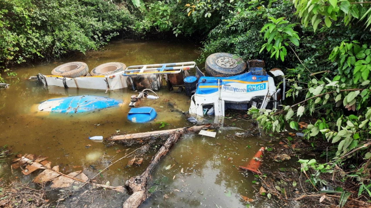 ระทึก รถโม่ปูนถอยหลังเสียหลัก ทับร่างคนขับฝังโคลนดับอนาถ