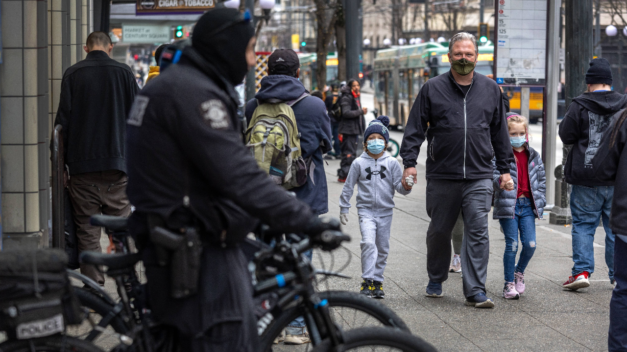 ผู้เชี่ยวชาญเตือนโควิดไม่ได้หายไปไหน ถอดแมสก์เสี่ยงติดโควิดควบไข้หวัดใหญ่