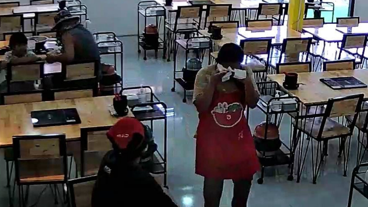 สุดซึ้ง ลูกอยากกินชาบูฉลองวันเกิด แต่พ่อเงินไม่พอขอรอหน้าร้าน เจ้าของรู้ให้กินฟรี