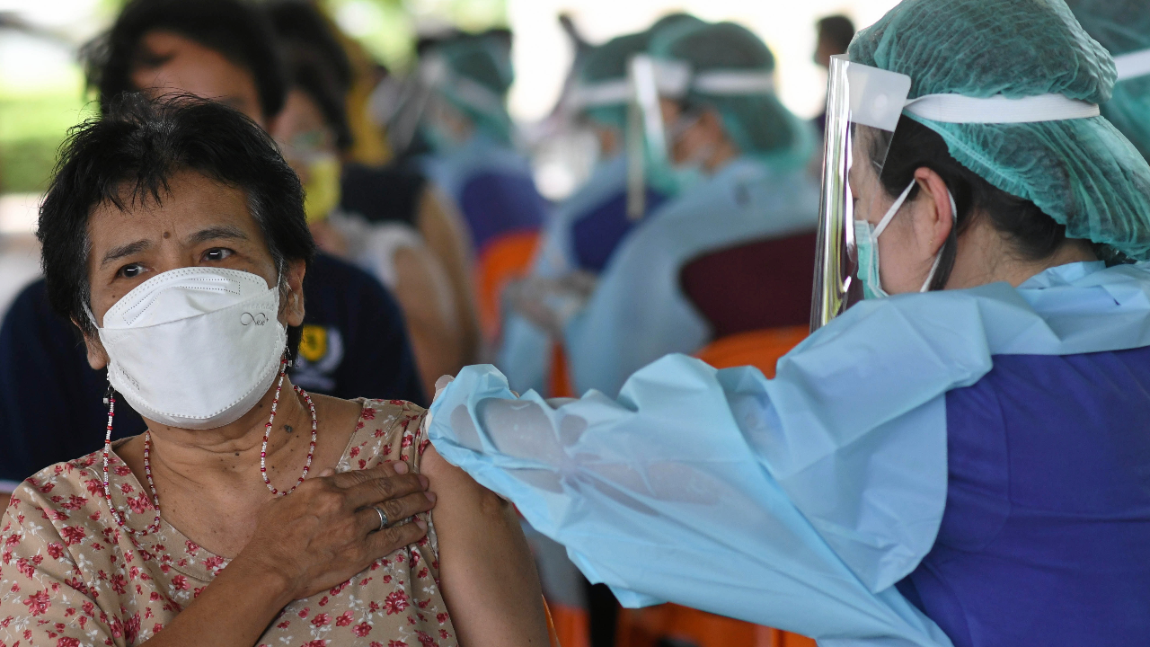 ศบค.ชุดใหญ่ สั่ง ฉีดวัคซีนเข็มกระตุ้นให้ได้ 70% ก่อนวันสงกรานต์