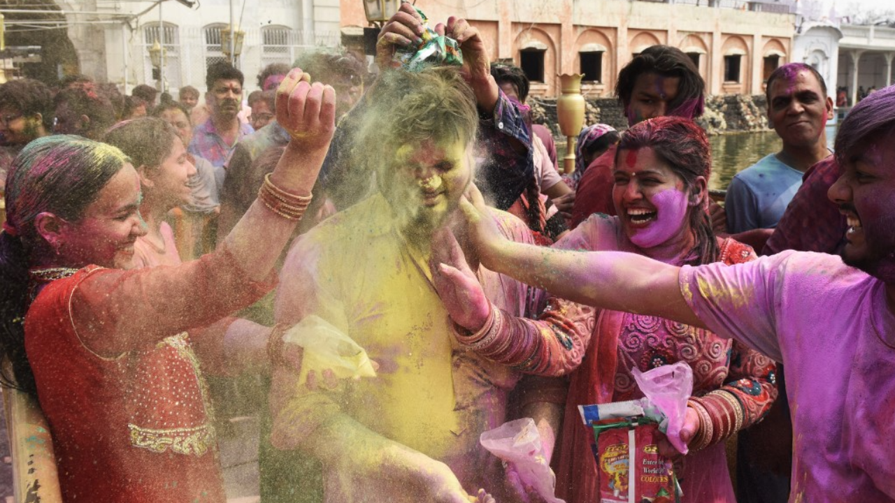 คึกคัก ชาวอินเดียออกมาสาดแป้งสีฉลองเทศกาลโฮลีพร้อมกันทั่วประเทศ