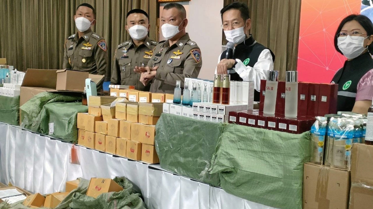 ปคบ.บุกทลายโกดัง เครื่องสำอางเก๊ 18 ยี่ห้อมูลค่า 70 ล้านบาท โชว์รีวิวน่าเชื่อถือ