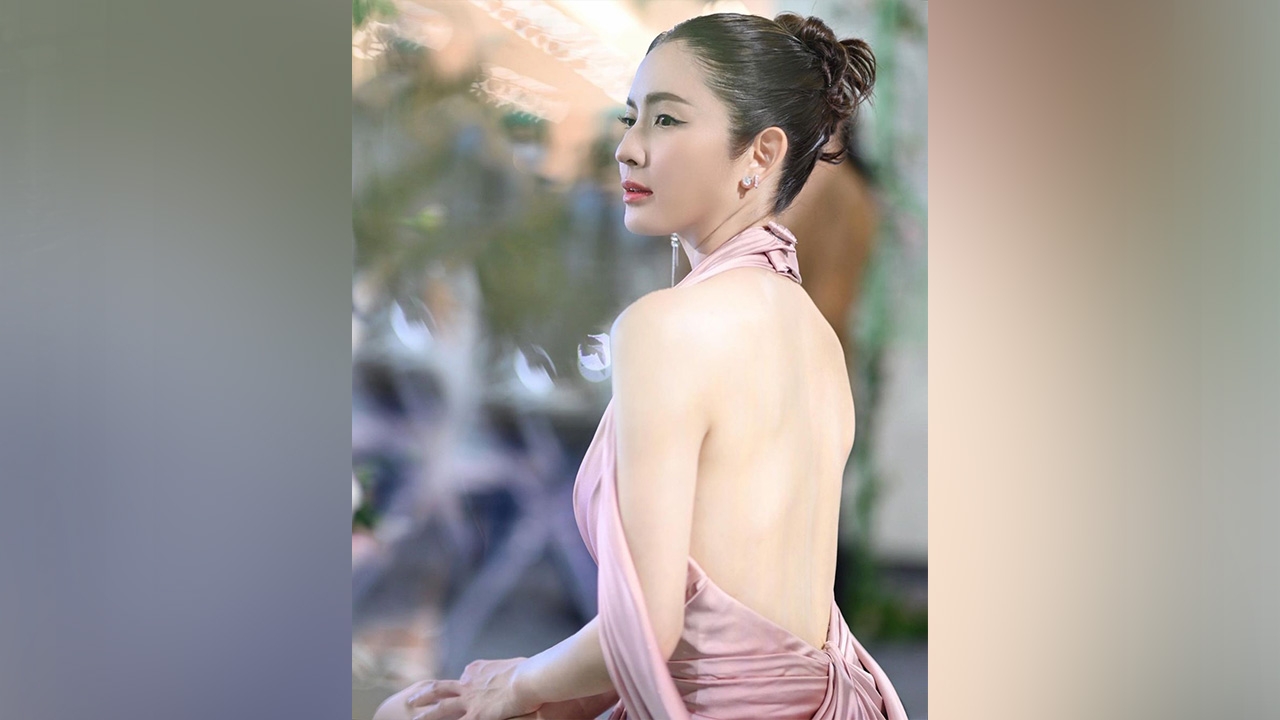 แอฟ ทักษอร ใส่ชุดเดรสเซ็กซี่ เห็นแผ่นหลังขาวเนียน ลุคนี้สวยแพงมาก