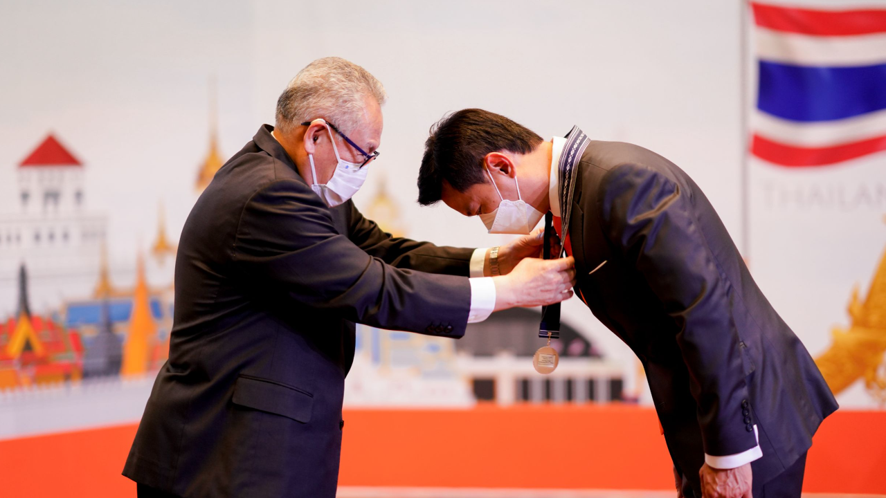 คนแรกในไทย "เอ้-สุชัชวีร์" รับรางวัล Chairman’s Medal ฐานะผู้สร้างประโยชน์ทางการศึกษา