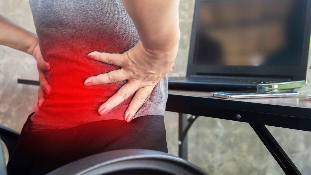 จะนั่งก็โอย จะลุกก็โอย หมอแนะฝึกเดินถอยหลัง ช่วยแก้ปัญหาปวดหลัง ปวดเอว