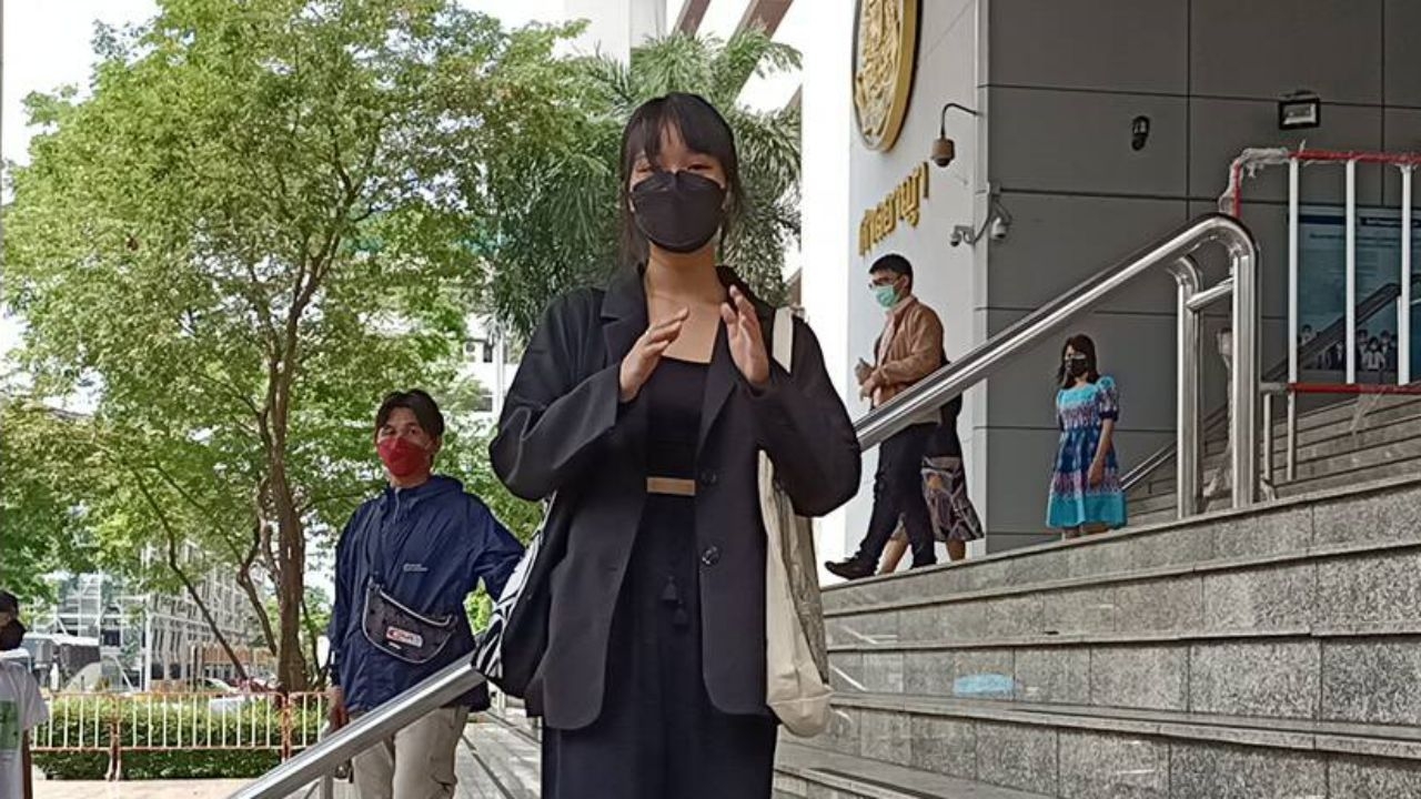 ศาลมีคำสั่งถอนประกัน "ทานตะวัน" เหตุทำผิดเงื่อนไข โพสต์เวลาขบวนเสด็จฯ