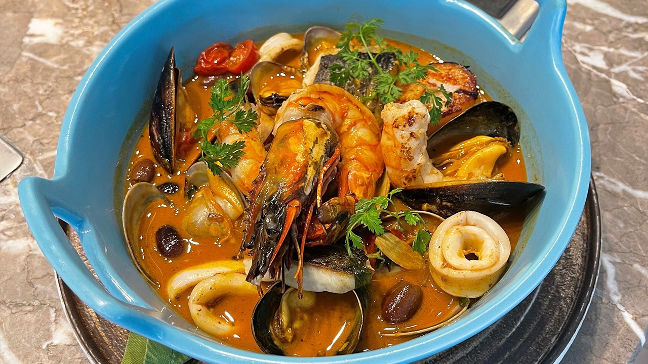 สตูว์อาหารทะเล Seafood Casserole โดย เชฟดาริโอ แห่งโรงแรมแมนดาริน โอเรียนเต็ล กรุงเทพฯ
