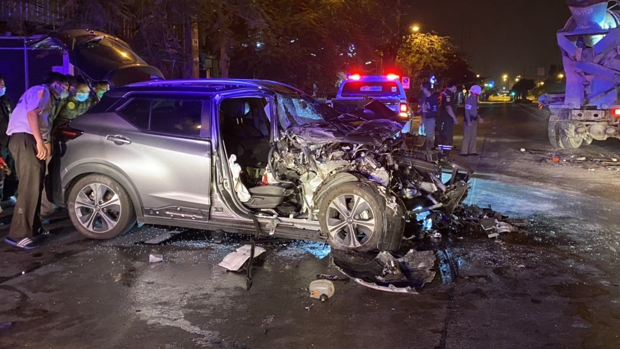 หนุ่มวัย 26 ซิ่งเก๋งป้ายแดงเสยท้ายรถโม่ปูนดับสลด กลางถนนย่านลาดกระบัง