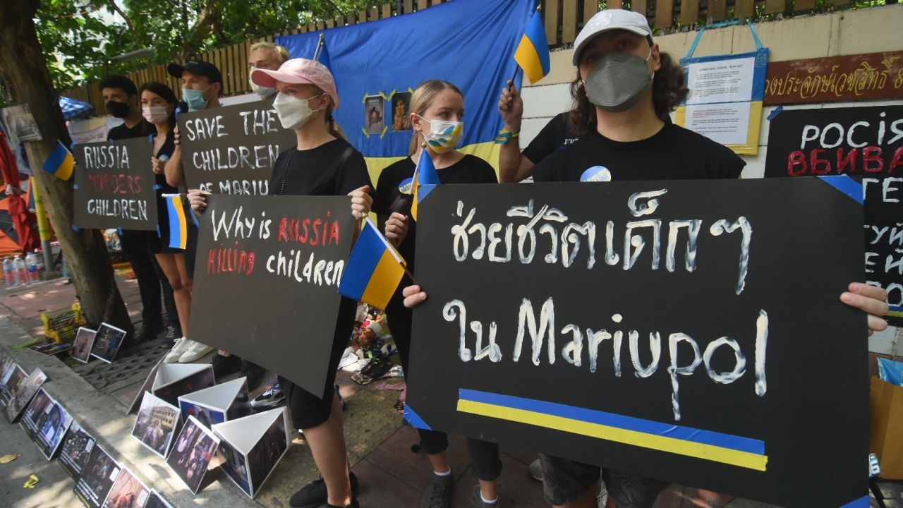 ชาวยูเครนในไทย ร่วมไว้อาลัยเด็กที่เสียชีวิตในสงครามริมสถานทูตรัสเซีย