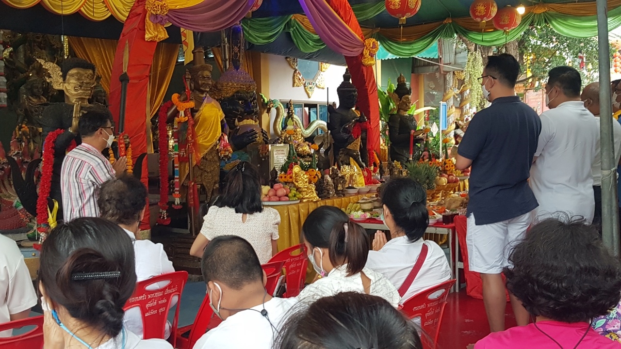 เจ้าของร้านอาหาร ร่วมพิธีบวงสรวง 5 มหาเทพ ไม่พลาด "เลขเด็ด" ประทัดลุ้นโชค
