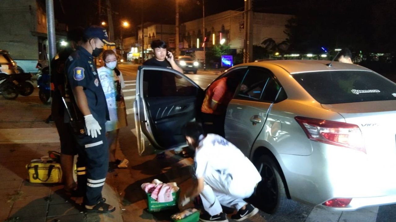 สาววัย 41 อั้นไม่อยู่คลอดลูกสาวคนที่ 3 คารถริมถนนที่ชลบุรี ปลอดภัยทั้งคู่