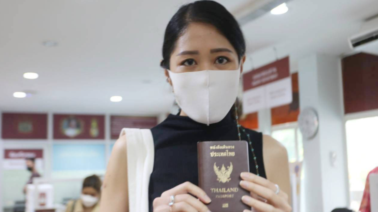 "ช่อ" บุก สน.พญาไท ปมเพิกถอนพาสปอร์ต ชี้ อย่าปฏิบัติเหมือนเป็นอาชญากร