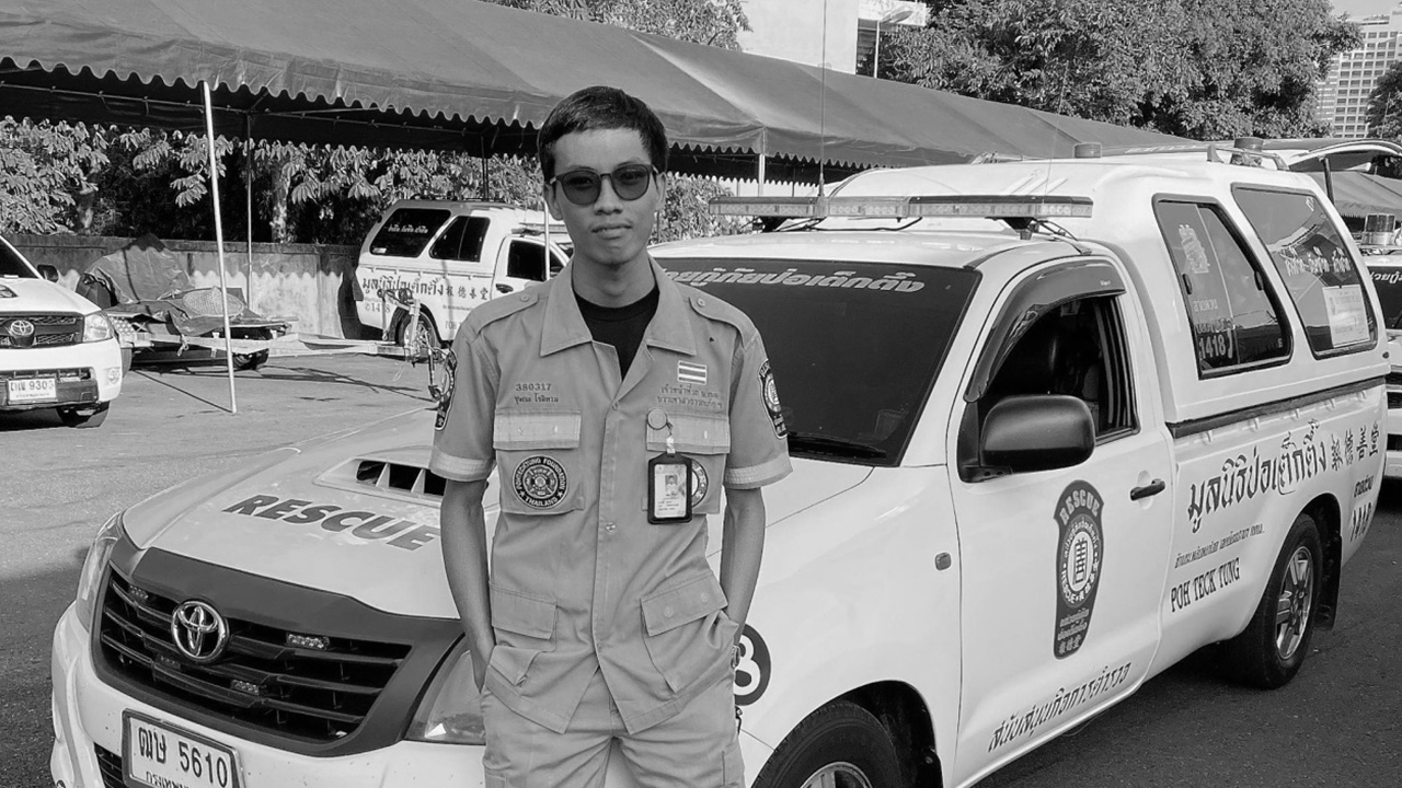 เพื่อนร่วมอาลัย หนุ่มกู้ภัยวัย 25 ถูกยิงเสียชีวิต จากเหตุปะทะ 2 มูลนิธิ