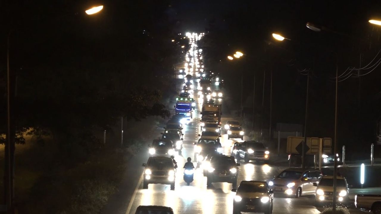 ถนนสาย 304 ช่วงอุโมงค์เชื่อมผืนป่า ปราจีนฯ รถติดยาว 10 กม.ตั้งแต่หัวค่ำ