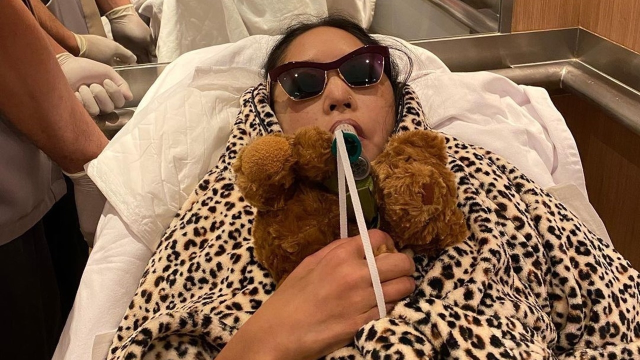 เสธ.ดอลลาร์ พา คุณหญิงแมงมุม ไปโรงพยาบาล ทำหน้าที่สามีดูแลไม่ห่าง