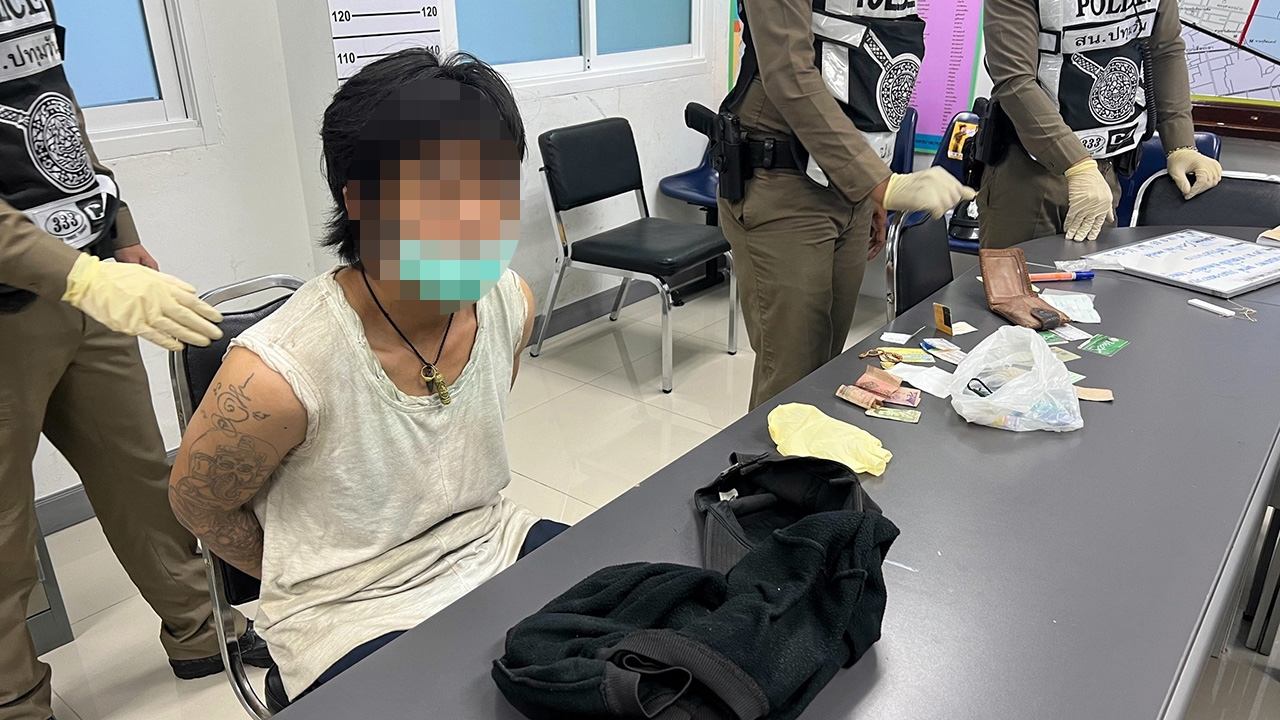 กรีดหน้ากลางห้าง จู่ๆ หนุ่มตกงานคลั่ง คัตเตอร์ทำร้าย 2 สาว รปภ.กวดจับทันควัน