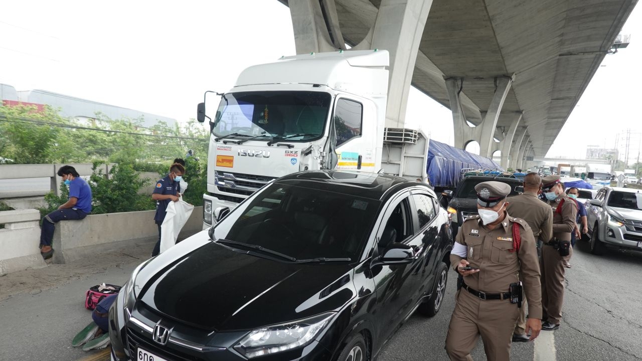 พ่วง 22 ล้อหลบรถพ่วงเฉี่ยว จยย.ผัวเมียลากติดใต้ท้องไปชนรถอีก 2 คันตาย 1 สาหัส 1