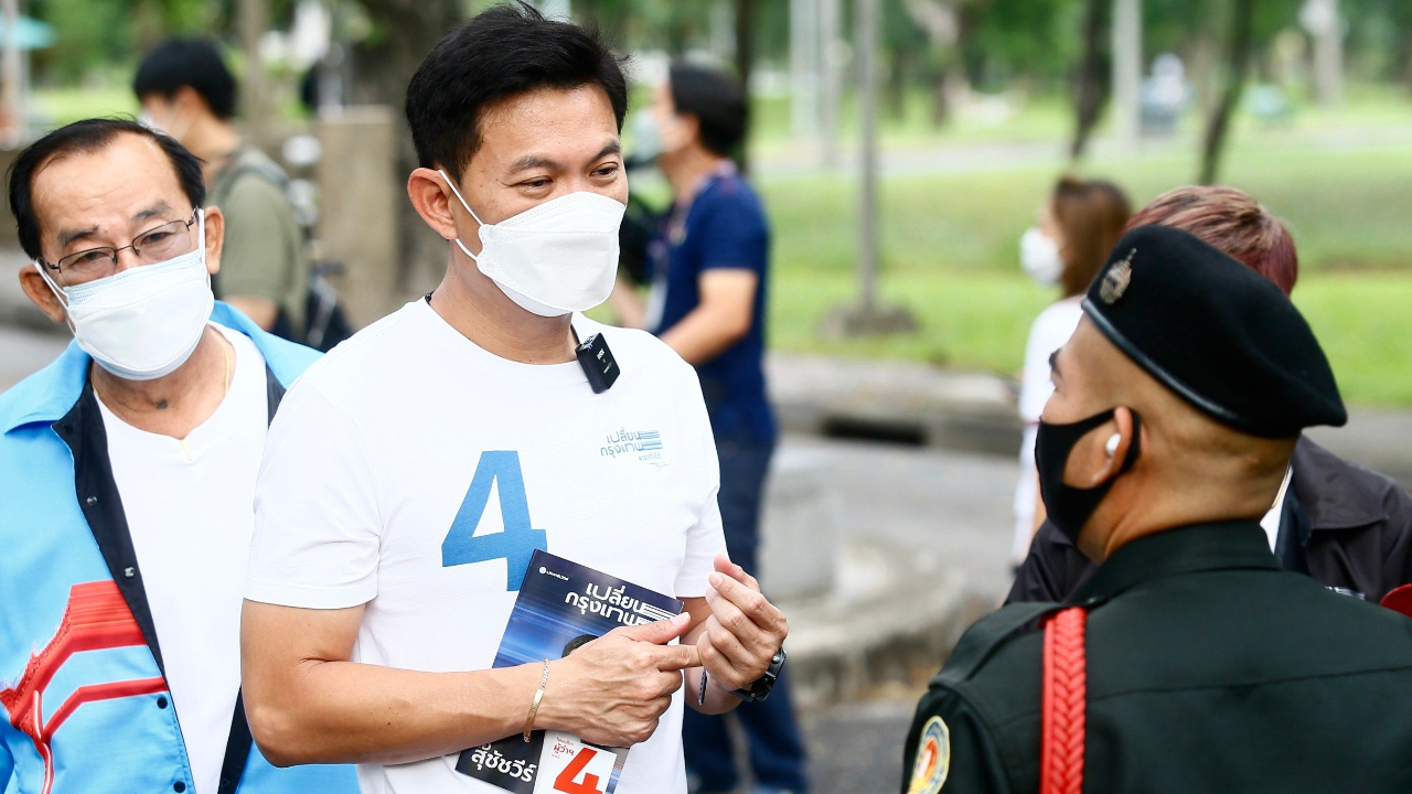 "สุชัชวีร์" ปัดติดป้ายทับผู้สมัครคนอื่น บอกไม่มีใครทำกัน ชี้ "คดีปริญญ์" ไม่กระทบหาเสียง