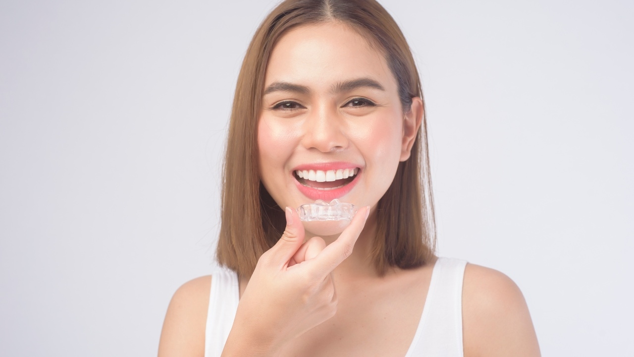 รู้จักวิธี "จัดฟันแบบใส (Invisalign)" ที่ดารานิยมกัน
