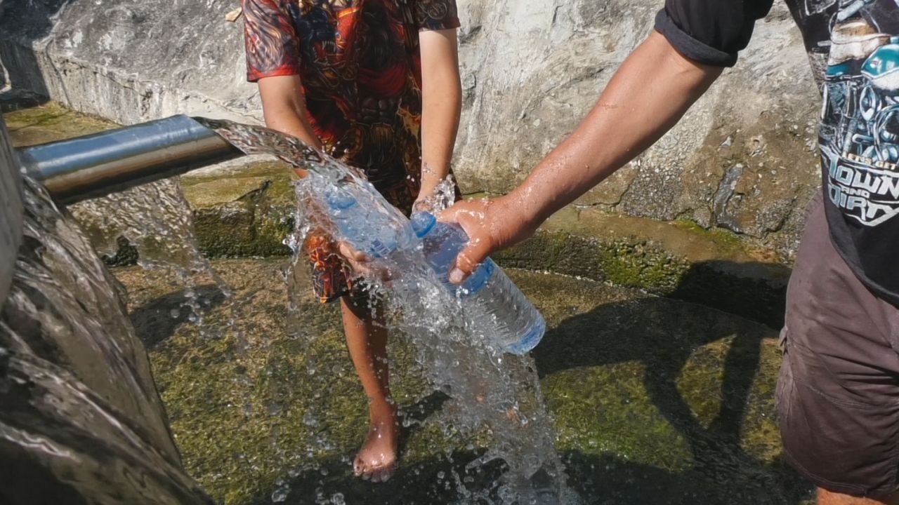 ชาวบ้านสุรินทร์ รองน้ำแร่ผุดตามธรรมชาติจากบ่อในหมู่บ้านคะนา เผยสะอาดดื่มได้