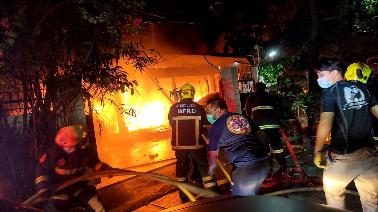 ไฟไหม้บ้านเรือนประชาชนภายในซอย สุขุมวิท 31 ไม่พบผู้บาดเจ็บและเสียชีวิต