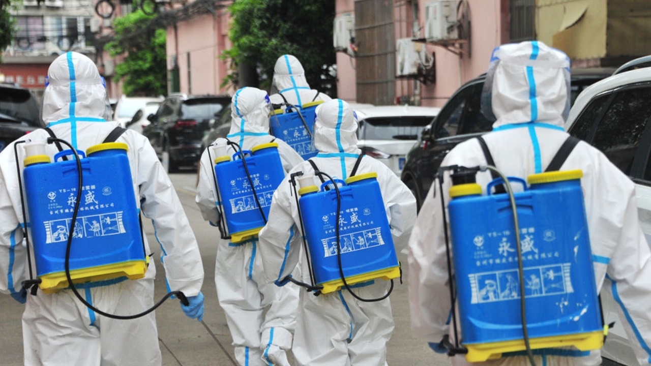 เซี่ยงไฮ้เริ่มกักกันเข้มงวด ตั้งรั้วกั้นตึก-ถนนห้ามคนเข้าออก