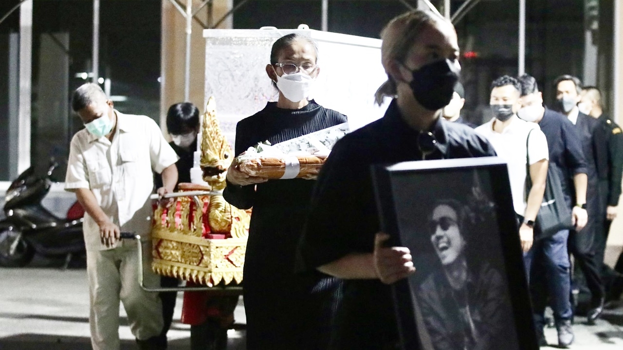 ชมภาพพิธีฌาปนกิจศพ เจย์ ศุภกาญจน์ ลูก เจี๊ยบ กาญจนาพร คนบันเทิงร่วมอาลัย