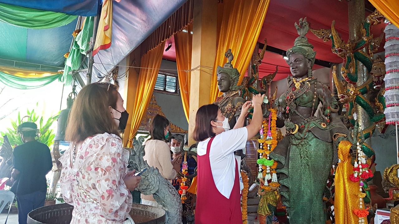 คอหวยแห่ขอโชค "พ่อปู่ศรีสุทโธ" ไม่พลาด "เลขเด็ดงวดนี้" ลุ้นรวย 2/5/65