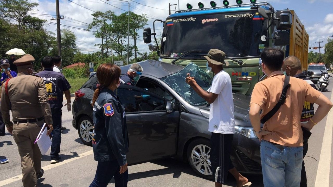 สิบล้อชนเก๋ง 2 สาวจะไปเที่ยวเกาะเสม็ด อัดกลางลำลาก 5 เมตร ตาย 1 สาหัส 1