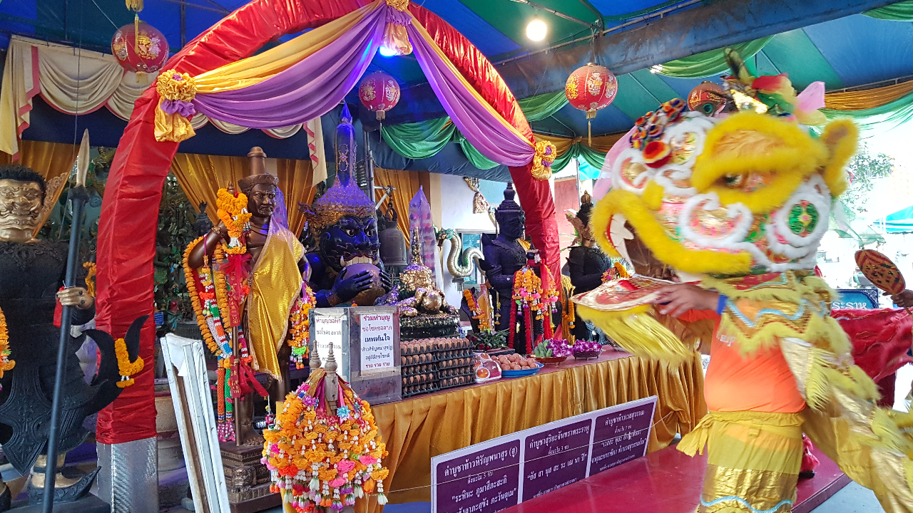 จ้างคณะสิงโตเชิดแก้บน "พระเงินพระทอง" คอหวยไม่พลาดส่อง "เลขเด็ด"