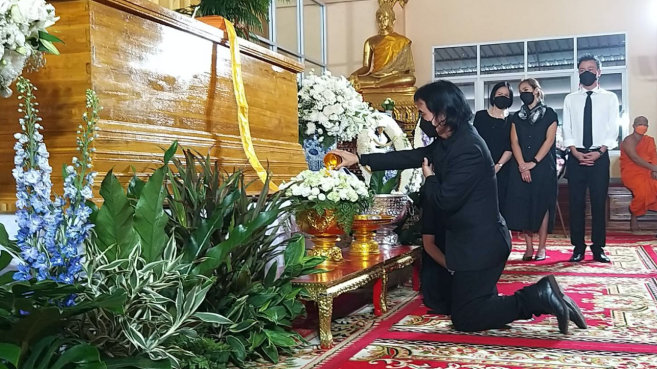ร่วมอาลัย รดน้ำศพ "วิทยา ศุภพรโอภาส" ลูกชายย้ำพ่อไม่ได้ตายจากมะเร็งปอด