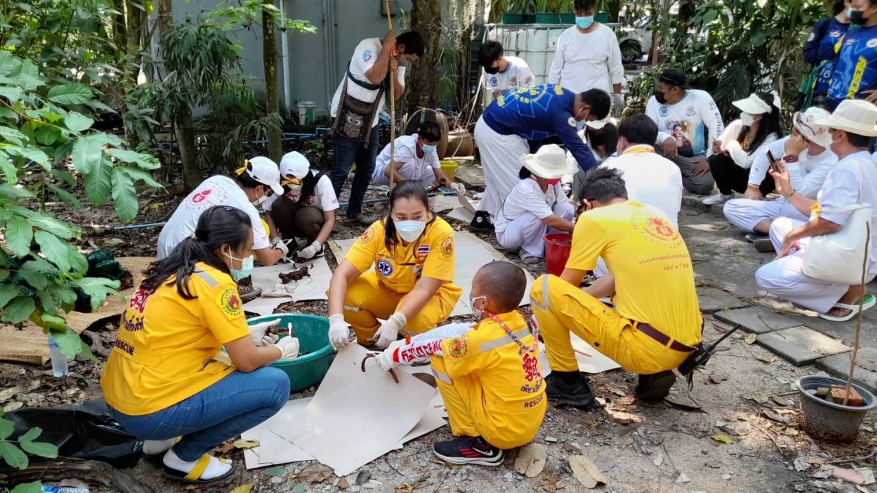 ล้างป่าช้าที่ชลบุรี ขุดเจอ "กุมารทอง" สภาพสมบูรณ์ มือขวาทำท่าวันทยหัตถ์