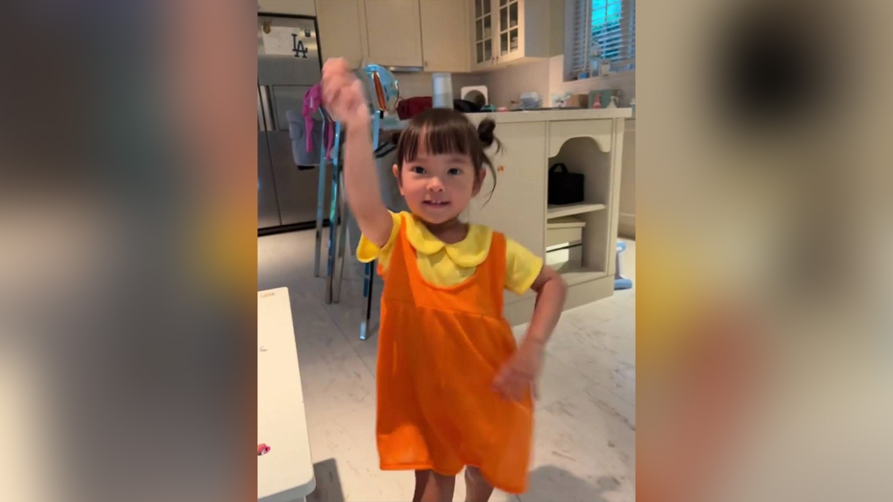 ชมความน่ารัก น้องโนล่า ในชุดโกโกวา เจนี่ ถามท่าเต้นให้หนูกี่คะแนน (คลิป)