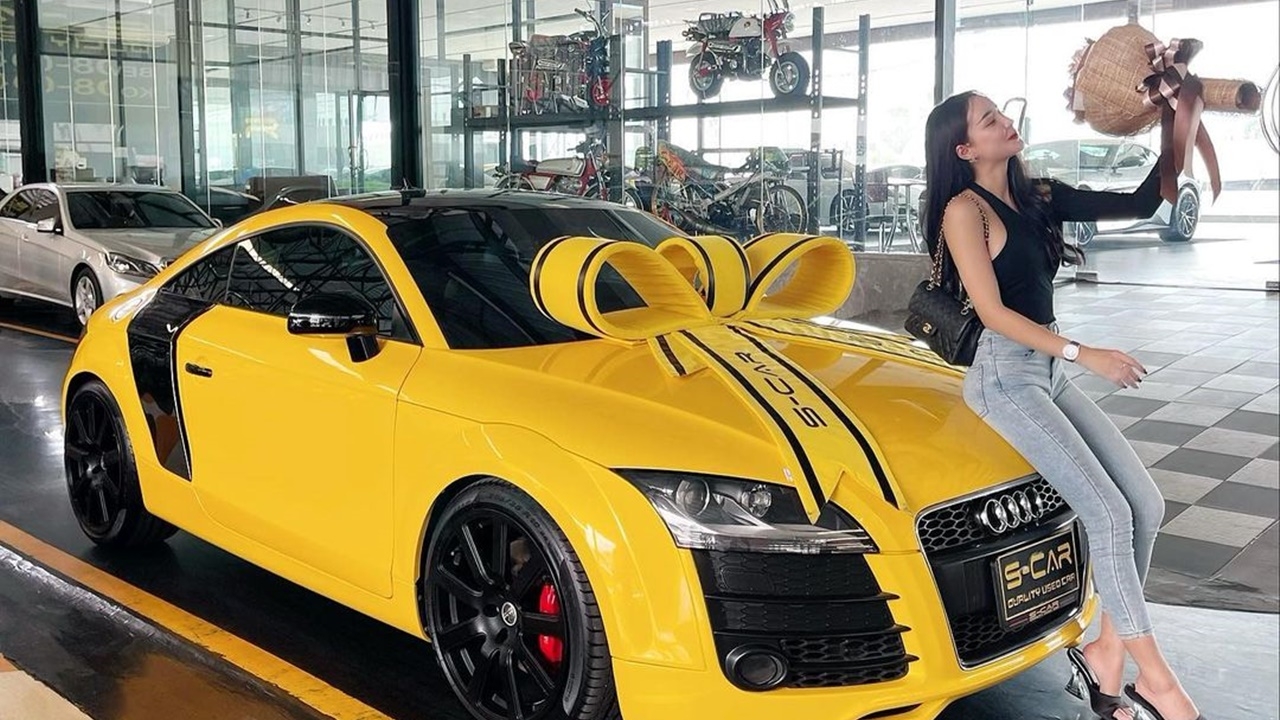 นิวนิว เอวเด้ง ซื้อรถหรูด้วยเงินสด โชว์ช่อดอกไม้ ผู้ชายให้ครั้งแรก