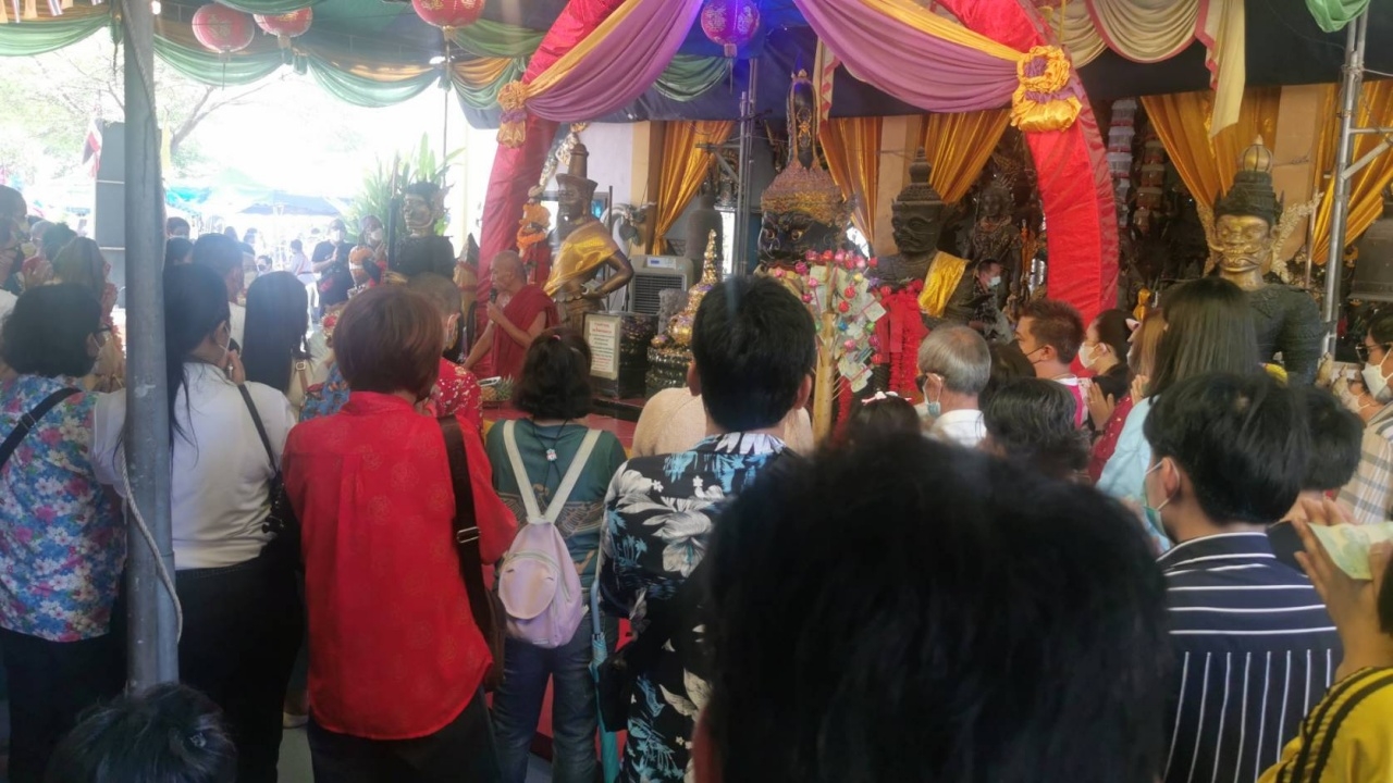 ส่อง "เลขเด็ด" ธูปมงคล 5 มหาเทพ วันเปิดขุมทรัพย์รับโชค ที่วัดสว่างฯ