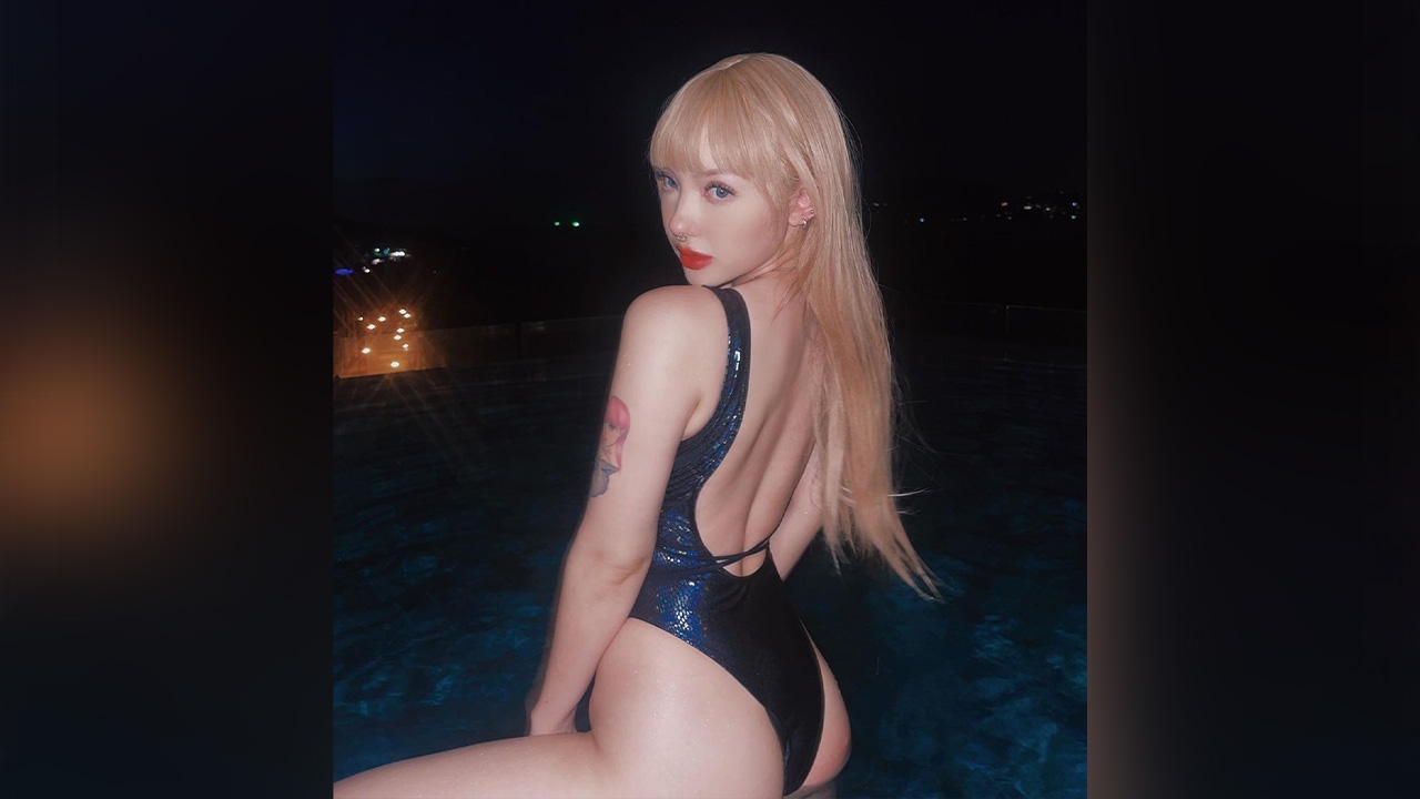 พลอยชมพู แซ่บสะเด็ด แอ่นบั้นท้ายอวดผิวขาวสะท้อนไฟในชุดว่ายน้ำเซ็กซี่