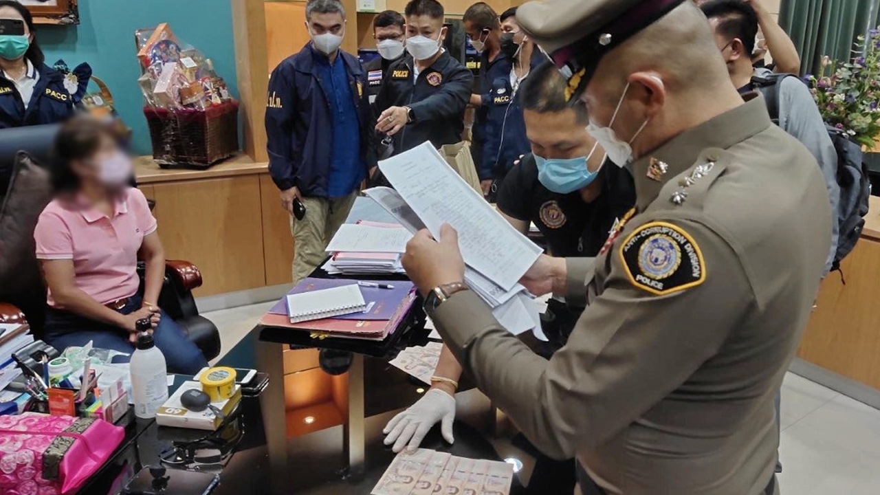 จับนายกอบต.สาว เงินคามือห้องทำงาน รีด 1 แสนเป็นค่าขุดดิน รองคู่หูก็โดนรวบด้วย