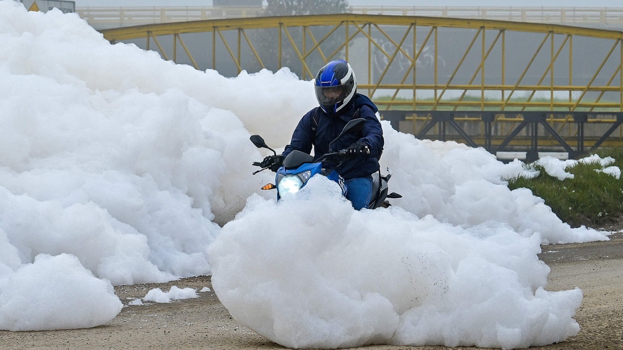 โฟมมลพิษลอยฟ่องเต็มแม่น้ำโคลอมเบีย รบกวนการสัญจรและการใช้ชีวิต