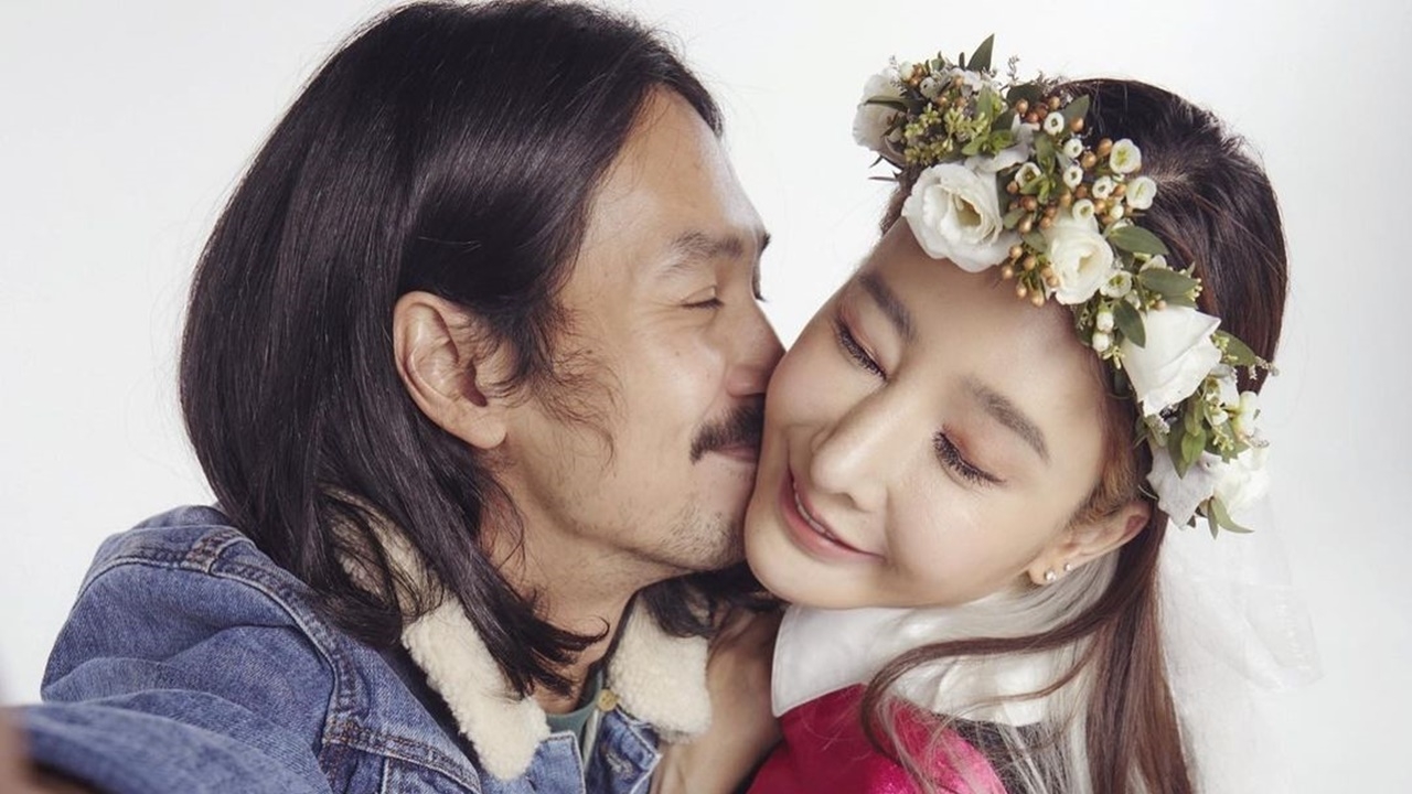 เบิร์ด โพสต์ภาพสุดสวีต หอมแก้ม แตงโม เมื่อวันถ่ายรูปชุดครุยรับปริญญา