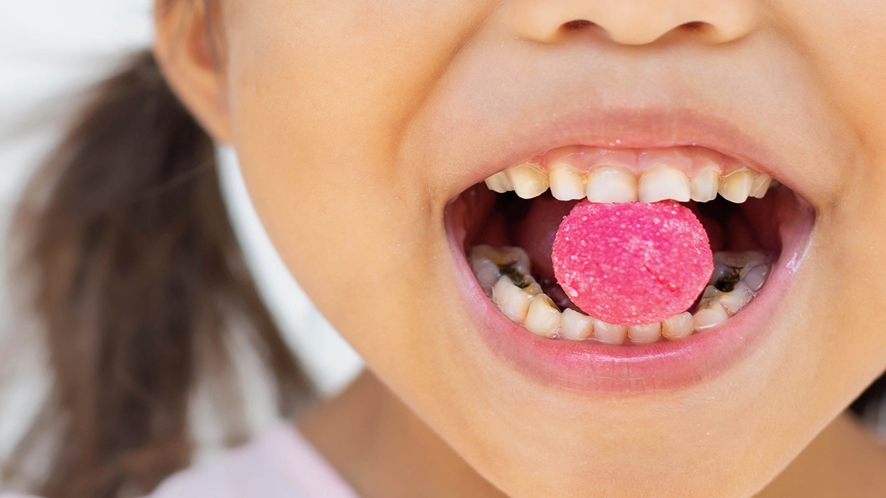 ห่วงเด็กกินขนมลูกอม ทำเลียนแบบ "แปรงสีฟัน-ยาสีฟัน" ชี้อาจทำให้เกิดฟันผุ