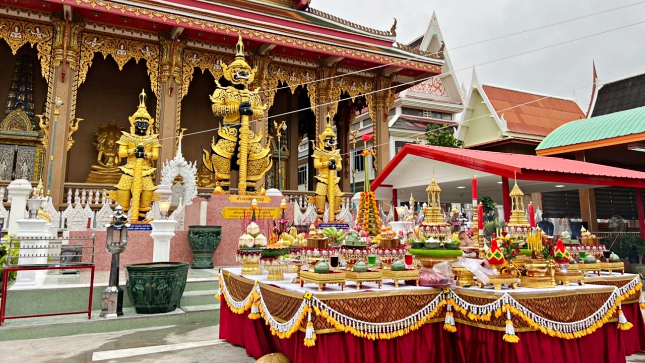 วัดนวลจันทร์ จัดพิธีบวงสรวงองค์ "ท้าวเวสสุวรรณโณ" ประชาชนแห่ร่วมแน่น