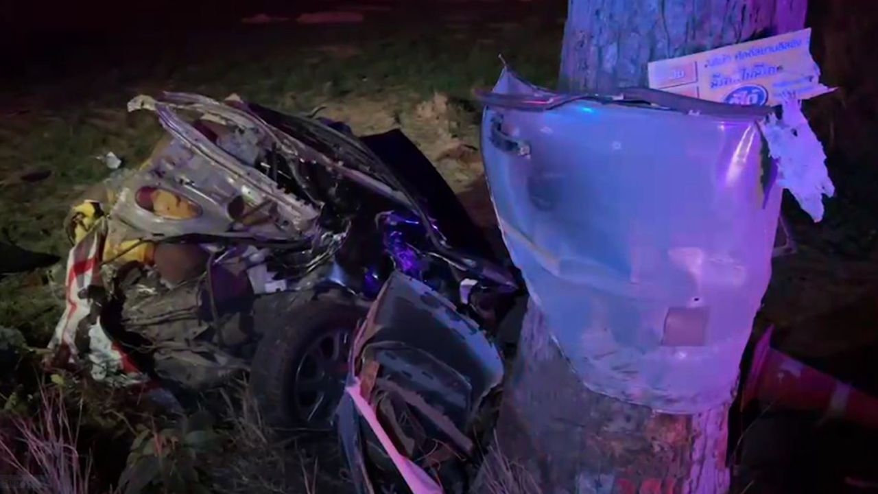 เก๋งชนต้นไม้ขาดสองท่อน พระสงฆ์และลูกศิษย์ตายคู่ 2 ศพที่กันทรวิชัย