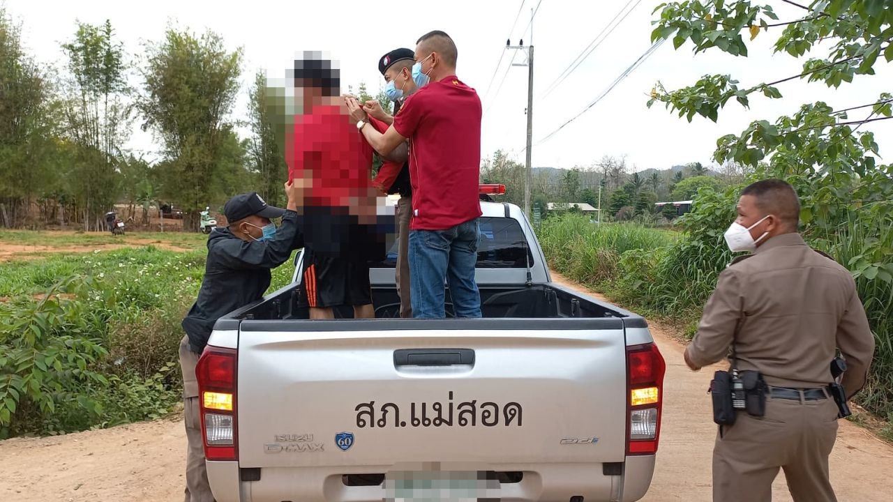 หนุ่มม้งคลั่ง จุดไฟเผา จยย. ถือมีดไล่เพื่อนบ้าน ตร.คุมตัวส่งหาสารเสพติด