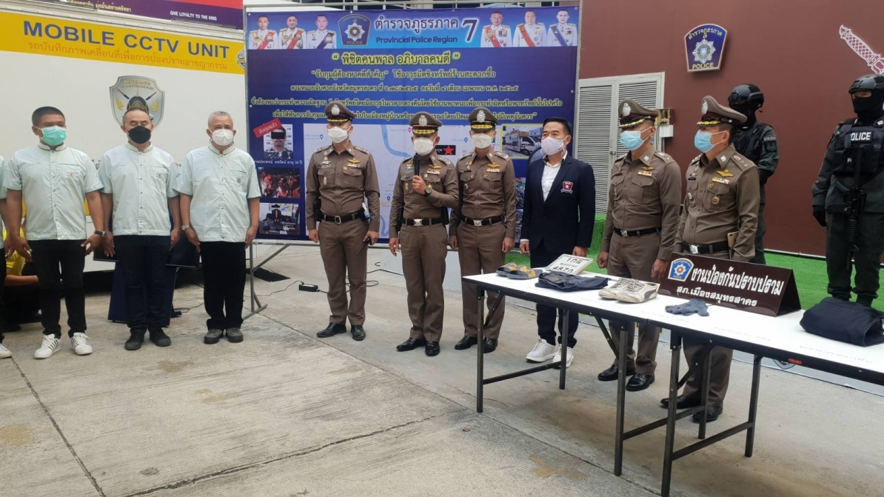 ตำรวจแฝงตัวเป็นพนักงานเซเว่นฯ จับโจรชิงทรัพย์ หาเงินใช้หนี้พนันออนไลน์