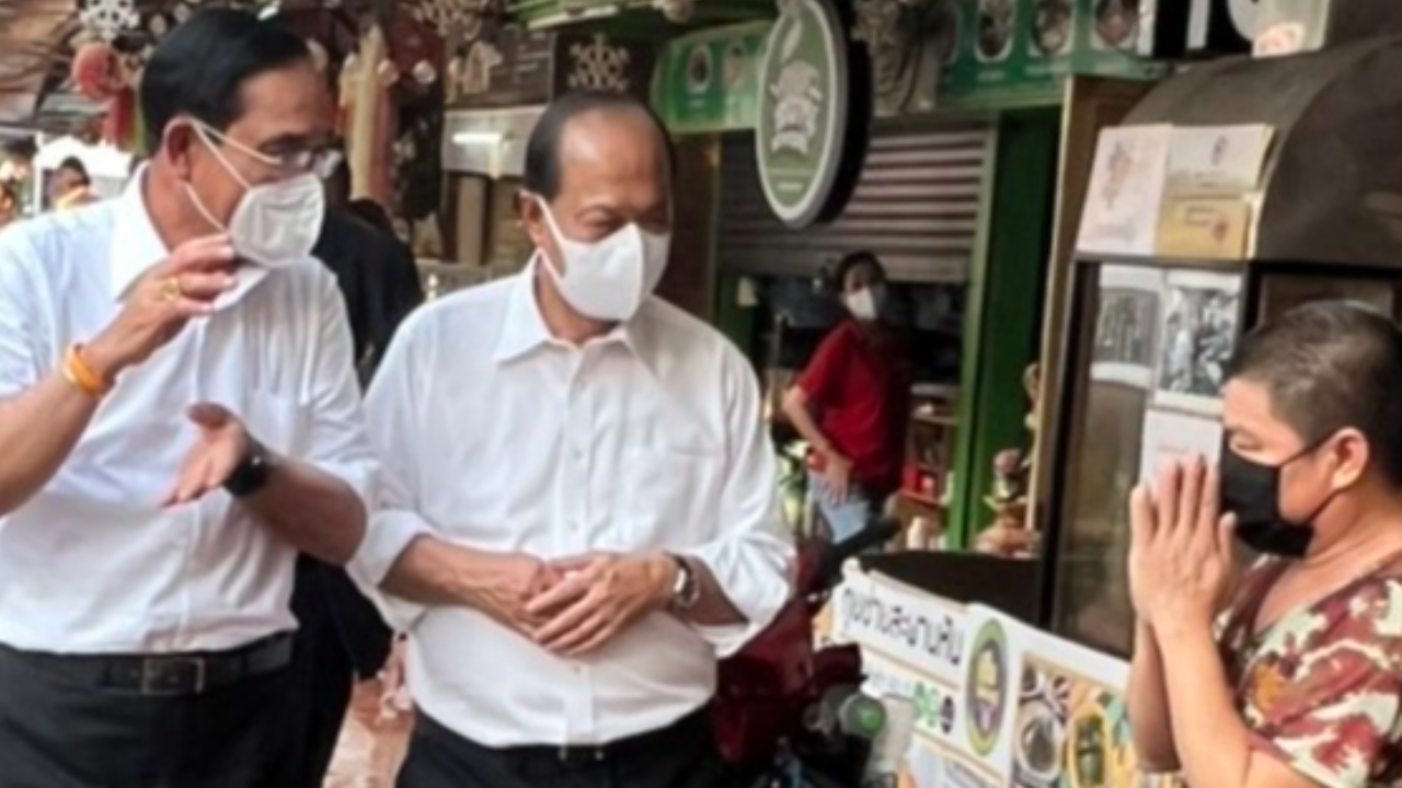 นายกฯ ควง มท.1 ลงพื้นที่ พบปะประชาชน รับฟังปัญหาชาวบ้าน "คลองโอ่งอ่าง"