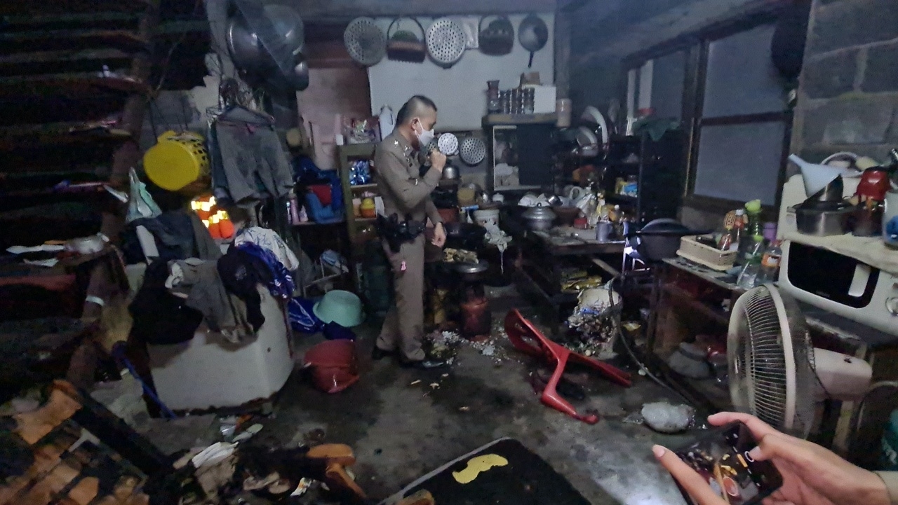 เพื่อนบ้านโหด บุกราดน้ำมันจุดไฟเผาหวังฆ่าทั้งเป็น ได้บ่อโคลนช่วยชีวิต