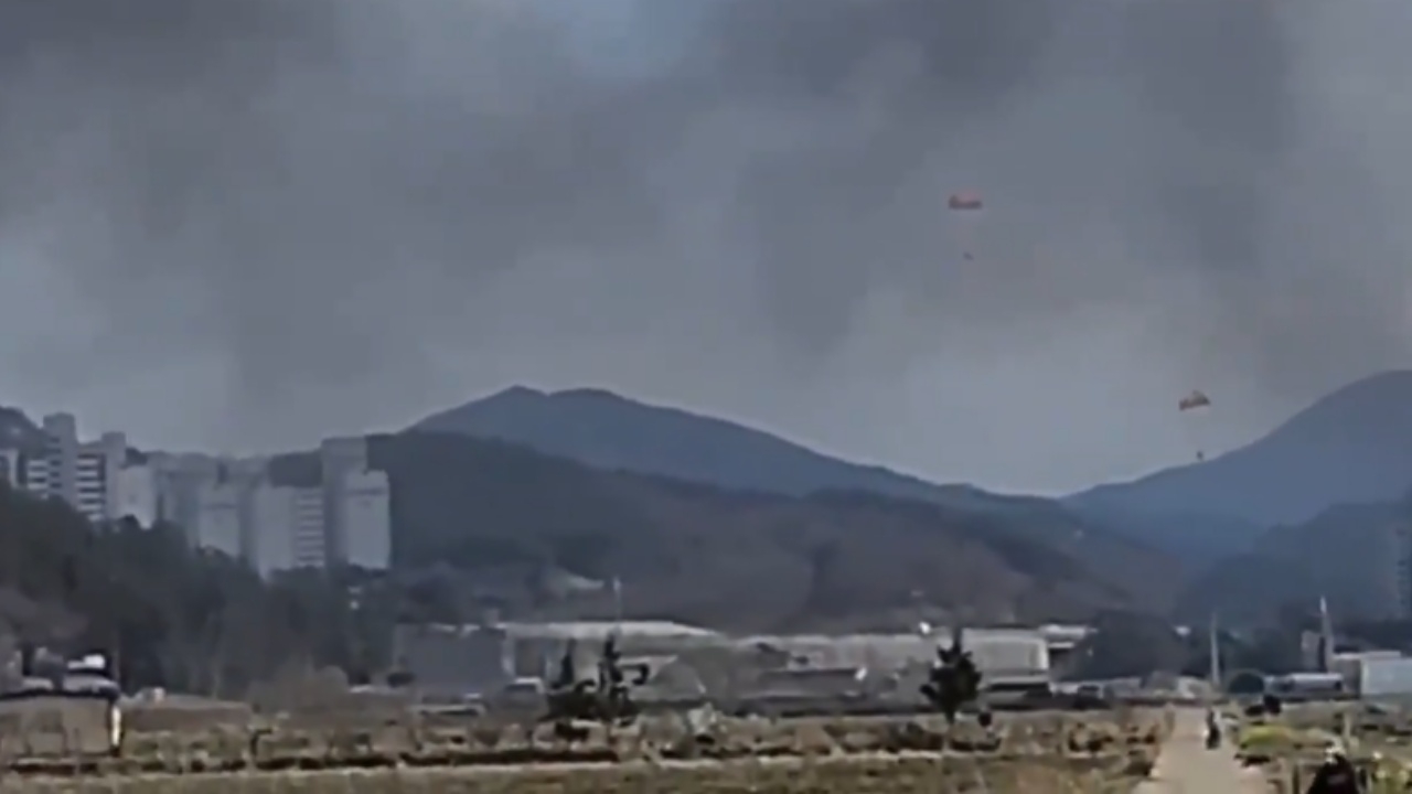 นาทีช็อก เครื่องบินทอ.เกาหลีใต้ 2 ลำ ชนกันกลางอากาศ ตาย 3  สูญหาย 1 (คลิป)