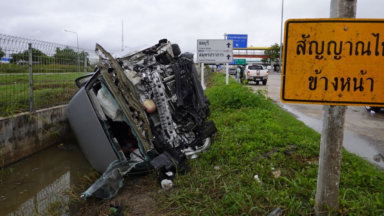 กระบะชนรถตู้ส่งพนักงานตกคูน้ำก่อนพลิกคว่ำที่บางปะกง เจ็บติดคาซาก 3 ราย