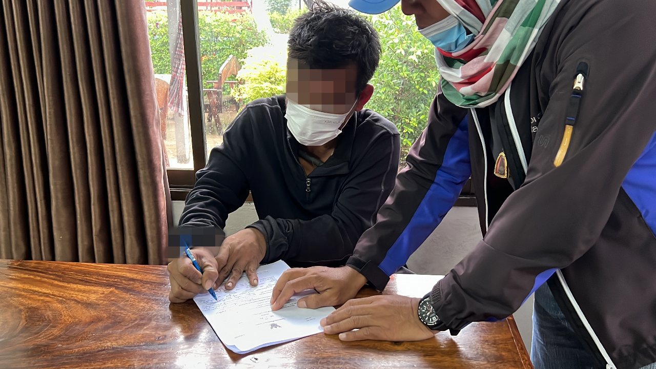 รวบหนุ่มเดือด ต่อยลุงเขยสลบ ฉุนปมเผาศพแม่-เงินประกัน ปัดวางเพลิงบ้าน